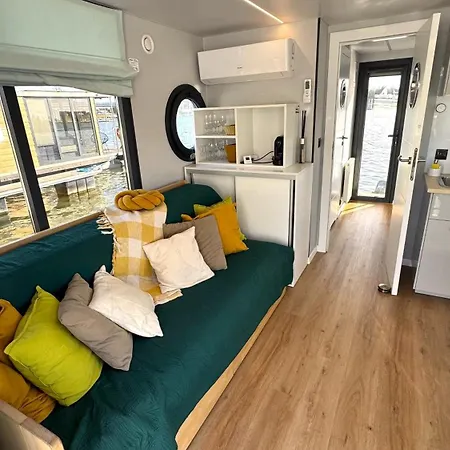 Houseboat Water Boy Plywajacy Dom Na Wodzie Lodz Διαμέρισμα *