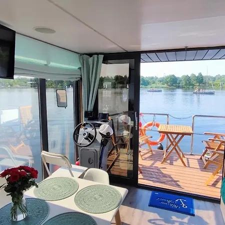 Houseboat Water Boy Plywajacy Dom Na Wodzie Lodz Διαμέρισμα Uraz (Trzebnica)